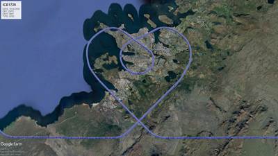 Guðmundur Kristinn Erlendsson flugstjóri og Kristinn Arnar Svavarsson aðstoðarflugmaður mynduðu hjarta yfir Landspítala Fossvogi á Boeing 767-300 á leið heim frá því að sækja Covid-19 sjúkragögn til Kína - 19. apríl 2020 - Mynd úr Flightradar24.com