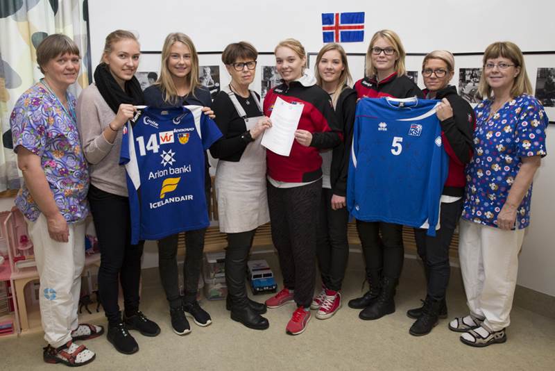 Fótbolta- og handboltalandslið kvenna færðu Barnaspítalanum 400 þúsund 