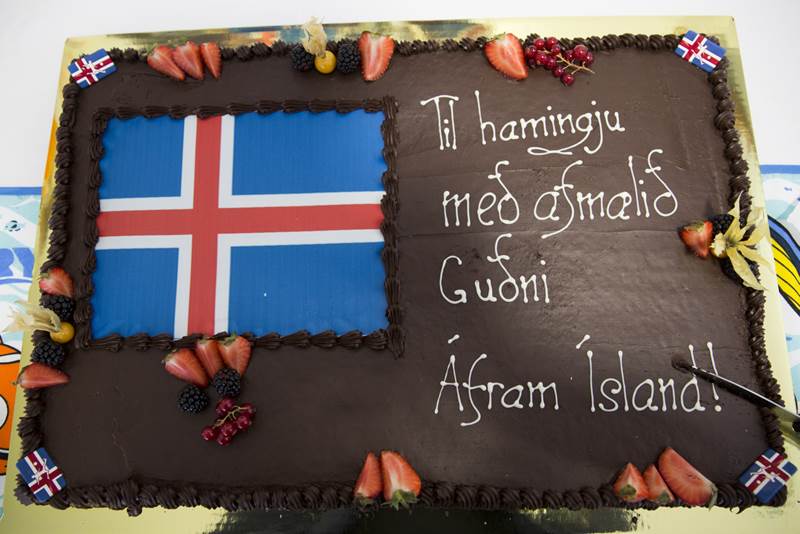 Guðni forseti á 50 ára afmælisdegi sínum í heimsókn á Barnaspítalanum