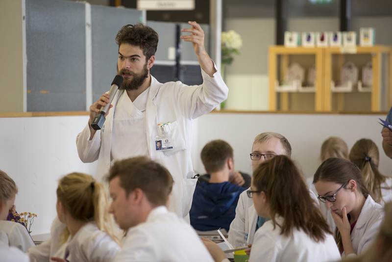 Frambjóðendur í matsölum við Hringbraut og í Fossvogi á ljósmyndum