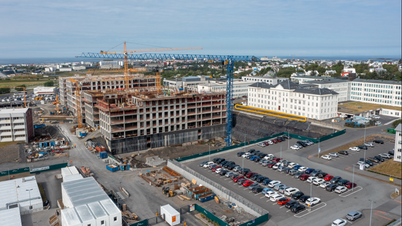 Hrafnsgata framan við gamla Landspítala lokuð út september